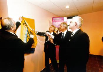 Le dvoilement de la plaque lors de l'inauguration de l'UTPAS de Fourmies